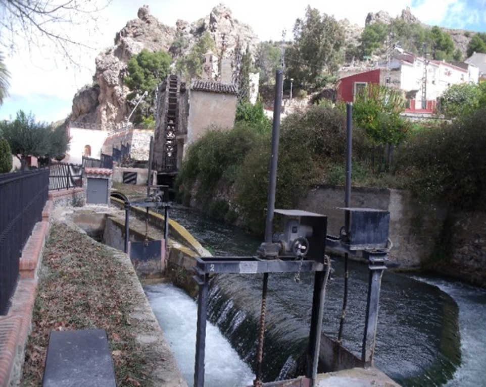 
						Paper Mill diversion on the left bank of the Segura, Las Canales neighborhood.
					