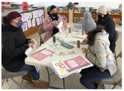 
						Imagen de la reunión con las docentes donde se presentó la propuesta
							didáctica.
					