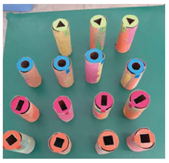 
						Imágenes sobre el uso de los binoculares en la ficha “La Galería de
							Arte”. Nota: La imagen fue proporcionada por la educadora en
							cuestión.
					